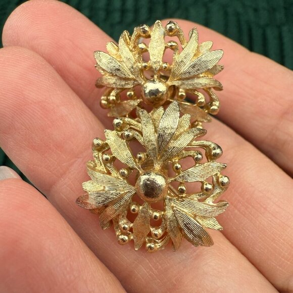 Vintage Coro Gold Plated Flower Stud Earrings - Screw Backs - Picture 8 of 8